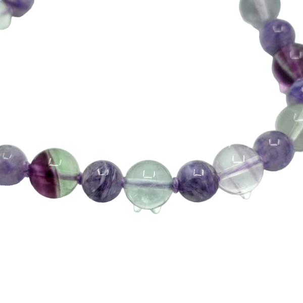 Image : Collier de 45 perles en charoïte violette et fluorine verte translucide avec fermoir et apprêts en argent. Zoom sur le détail du montage.