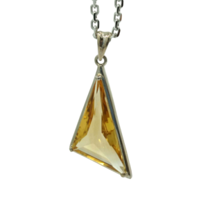 Image : Pendentif argent avec une citrine triangulaire facettée, élégant bijou en argent orné d'une pierre fine jaune étincelante. Vue de face.