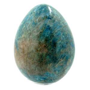 Image ; œuf en apatite bleue avec de subtils dégradés tel un fragment de ciel figé dans la roche.