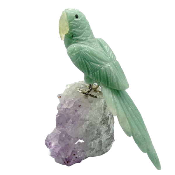 Image : perroquet avec le corps en aventurine (vert), bec en quartz (blanc), griffes en laiton (jaune) et perché sur un bloc d'améthyste (violet) cristallisée (vue de profil).