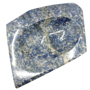 Image : vide-poche en sodalite. Bleu azur profond et parsemé de blanc (calcite). Dimensions 15 x 12 x 3 centimètres. Vue du dessus.