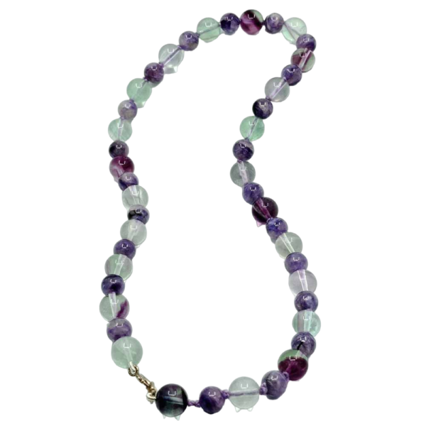 Image : collier de 45 perles en charoïte violette et fluorine verte translucide avec fermoir et apprêts en argent. Vue d'ensemble.
