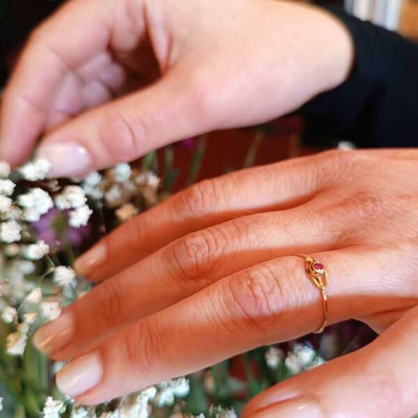 Bague fil or jaune et rubis